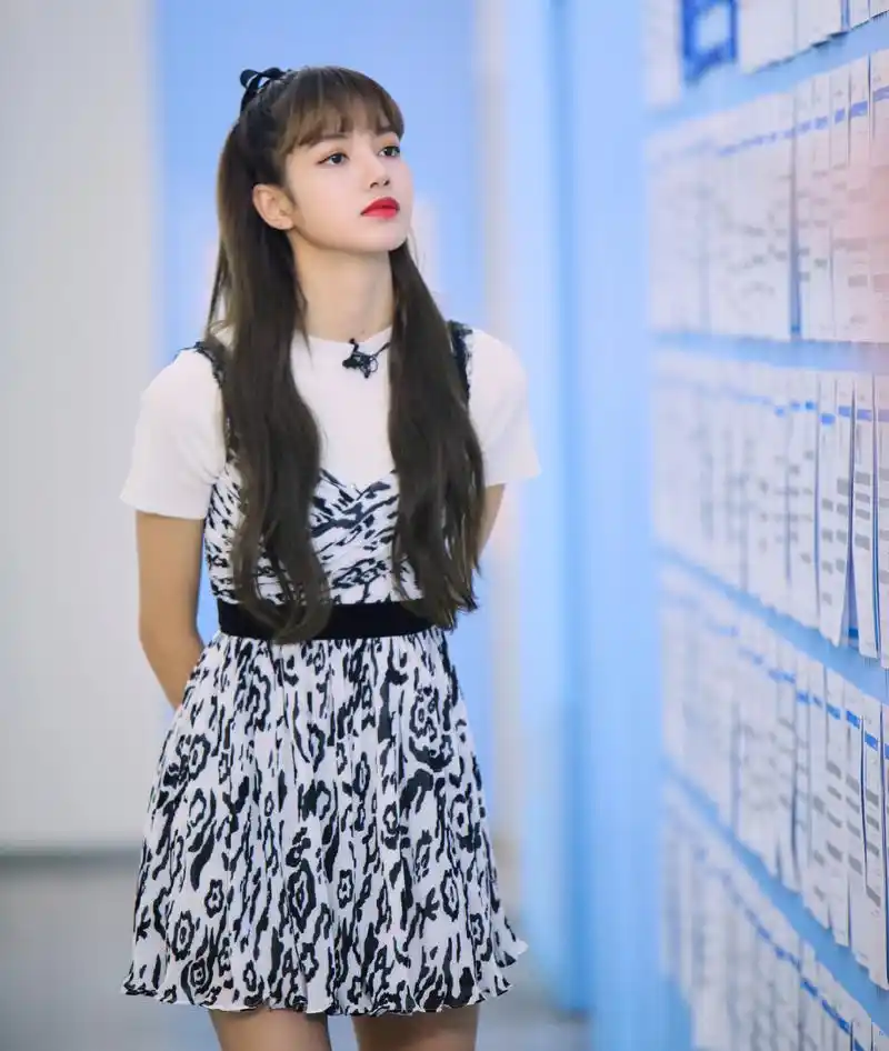 原创lisa在青春有你2中的穿搭日常又显身材简直美了