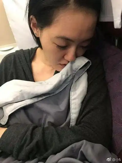 小s在飞机上边睡觉边化妆,而我觉得她是在毁容的边缘疯狂试探!
