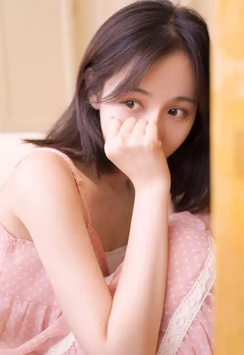 可爱治愈系粉嫩少女诱人吊带图片写真