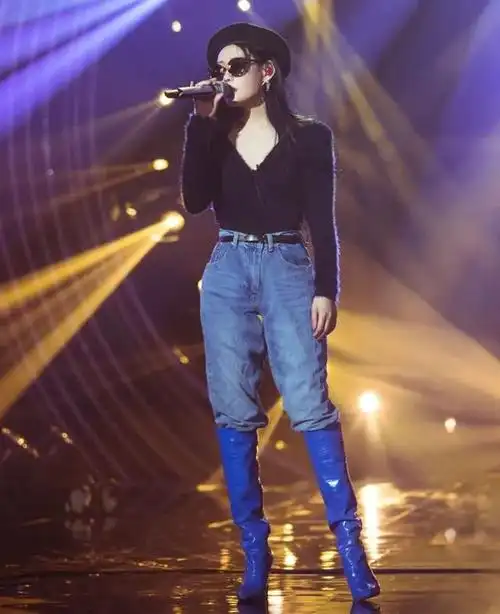 袁娅维越穿越奇怪,上身穿抹胸看着90斤,下身穿皮裤像120斤