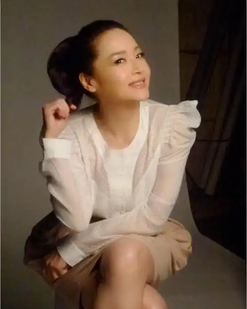 60岁恬妞近照曝光自然老去的脸美不胜收33岁女儿却像假小子