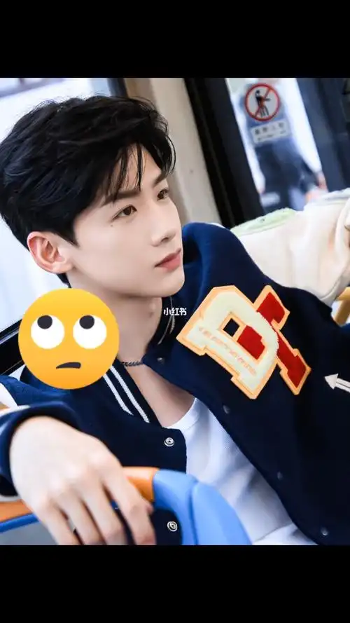 白敬亭笑起来也太可爱了叭