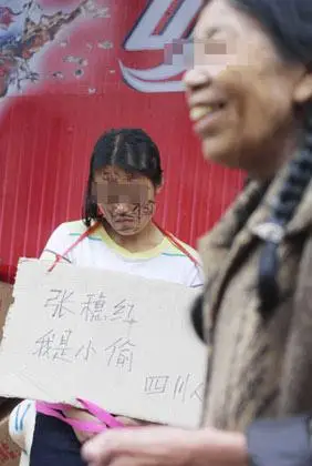 超市女贼被剃"阴阳头" 画脸后示众2小时(图)