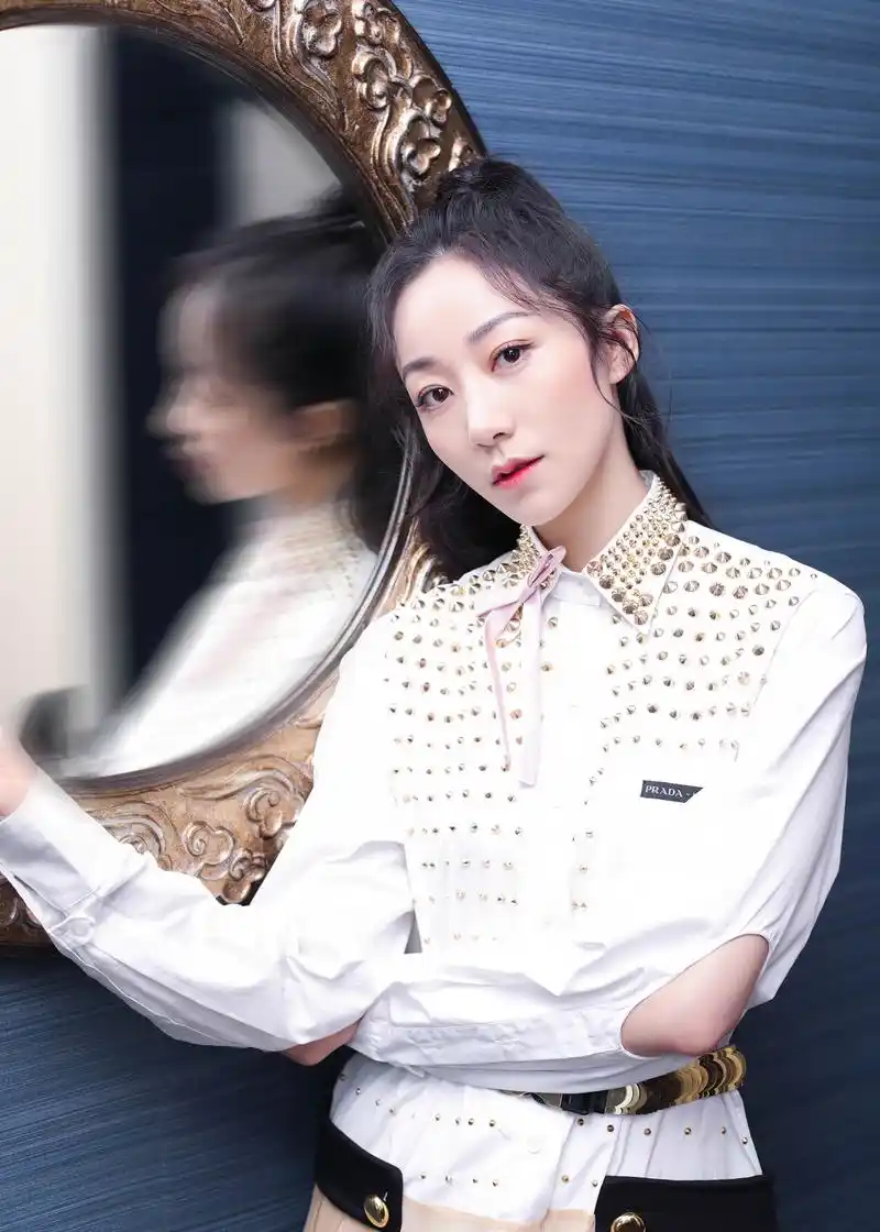 韩雪身着衬衫裙出席时尚活动干练高马尾气质迷人