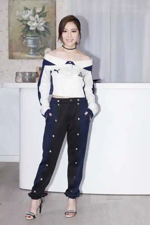 原创邓紫棋才是小个子超模穿白t恤配牛仔连体裤以为她有170高