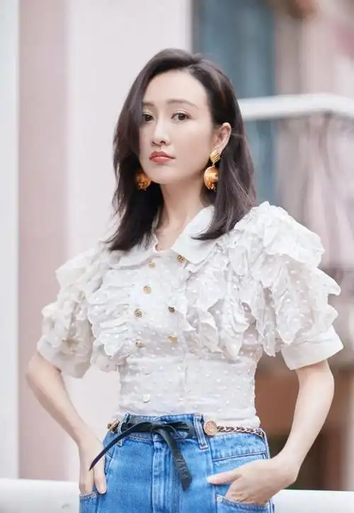 王鸥晒化妆照官宣复工照片中的王鸥妆容精致气质高雅展现出她独特的