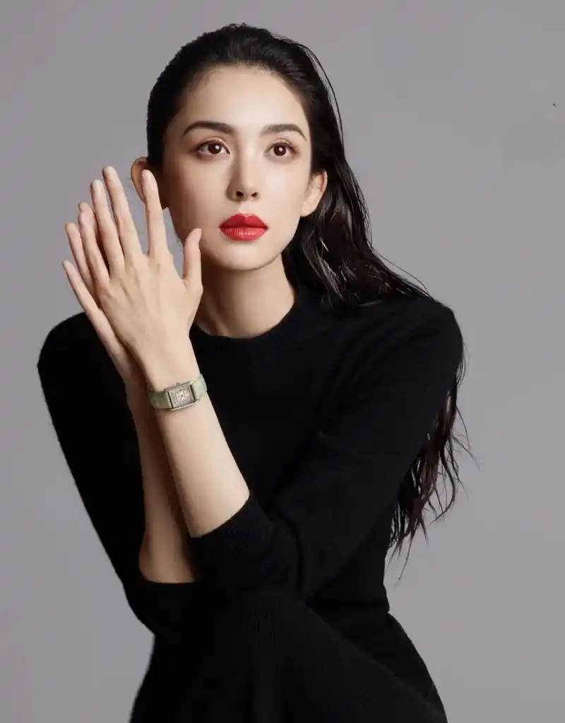 古力娜扎《华尔街日报》一月刊封面大片展现独特魅力和时尚感!