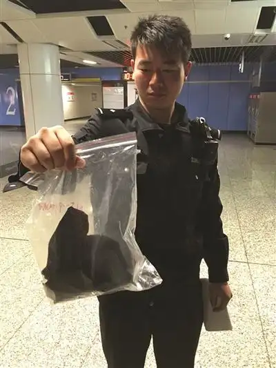 男子尾随女乘客在对方裤袜上留下白色液体图