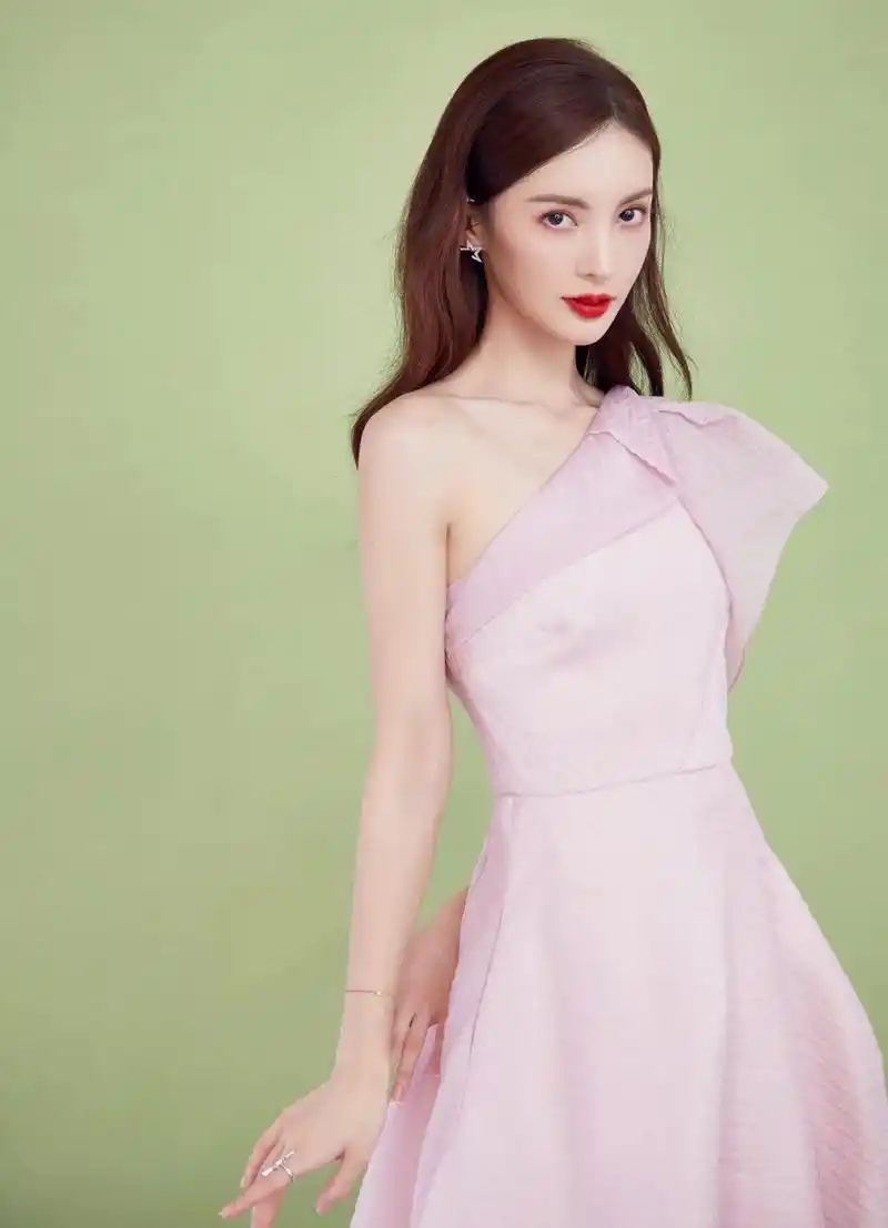 金晨粉色连衣裙:夏风中的优雅与美好 金晨的粉色连衣裙,优雅又温柔,像