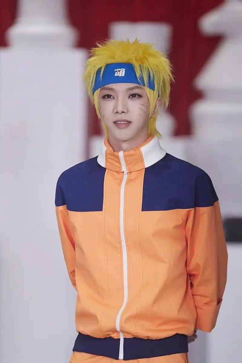 华晨宇发布《萌探探探案2》录制写真 挑染黄发绑发带少年气十足