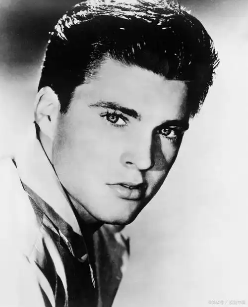 知名男星被曝遭女友长期控制