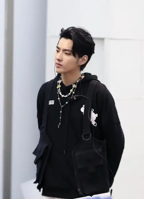 "潮流合伙人"吴亦凡防弹衣穿搭火了,被评为理想男友穿搭