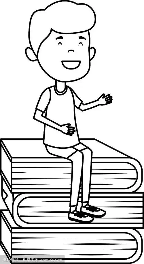 快乐的学生男孩坐在成堆的书