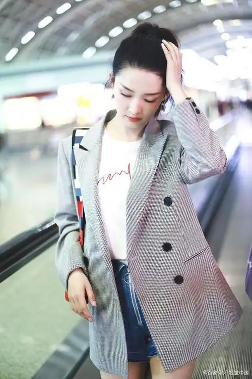 李沁的成熟职业装撩到人了,蓝色小西装配牛仔裤,气质绝了