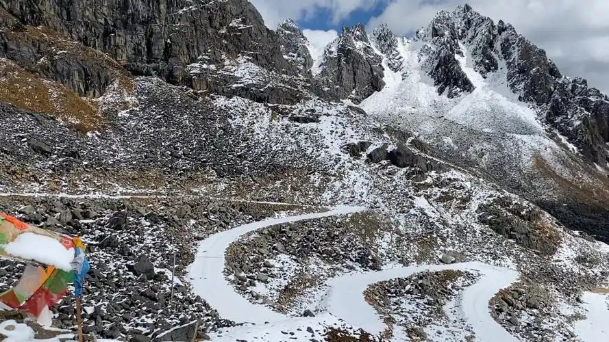 海拔4636米的雄珠拉 垭口