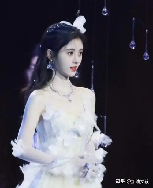 鞠婧祎穿着礼服的女偶像真的很漂亮