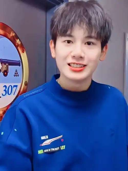 可以发几张胡先煦笑得很甜的图吗