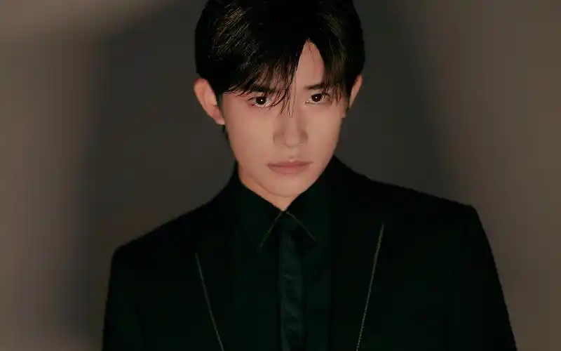 易烊千玺酷黑时尚写真桌面壁纸-大陆明星-壁纸下载-美桌网