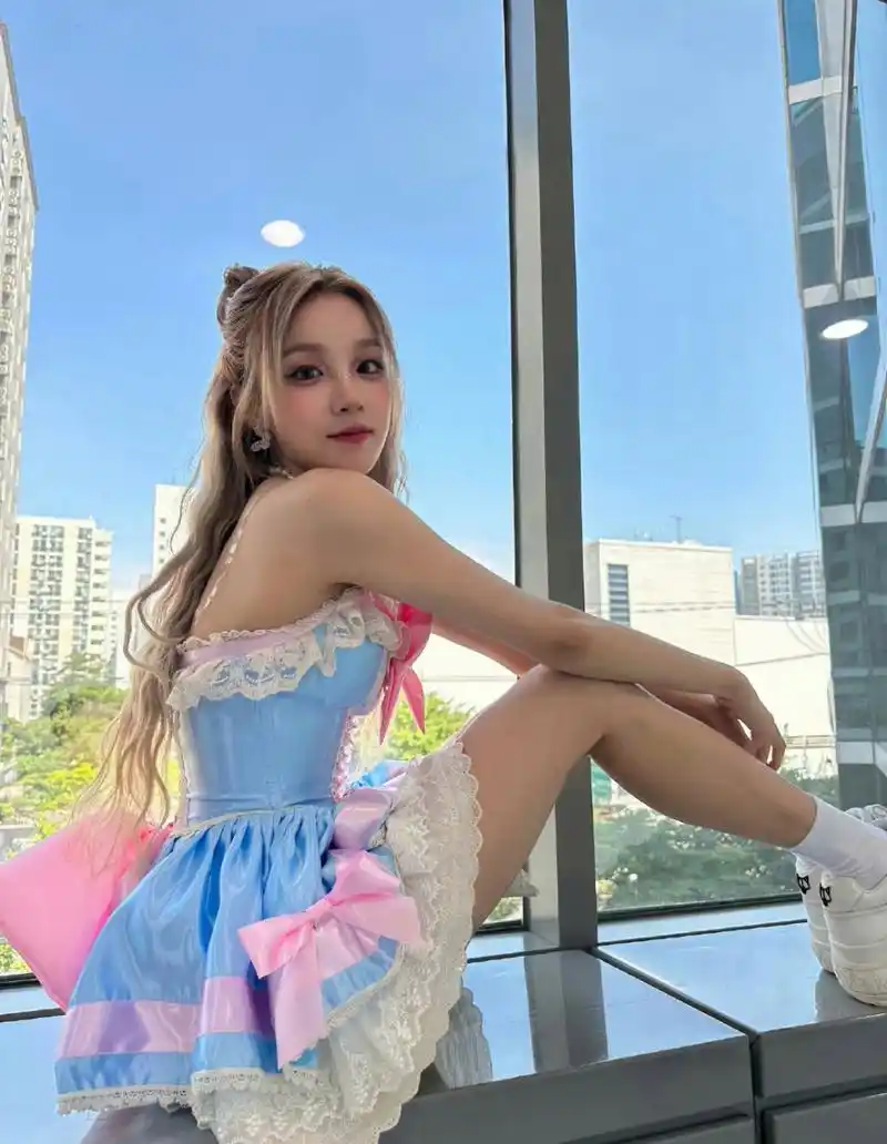 宋雨琦# 一袭芭芘公主抹胸裙,清纯甜美的脸蛋儿,白皙水嫩的肌肤,丰满