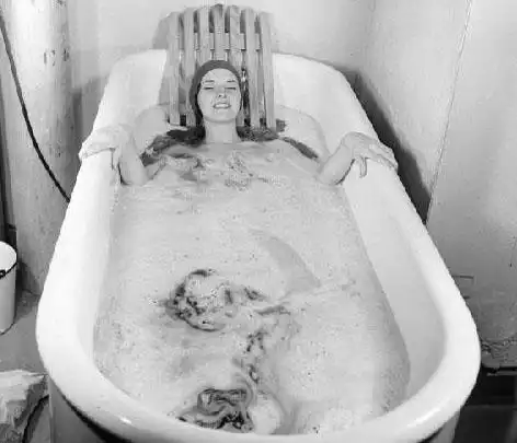 实拍 国外最神秘而恐怖的少女药浴(组图)