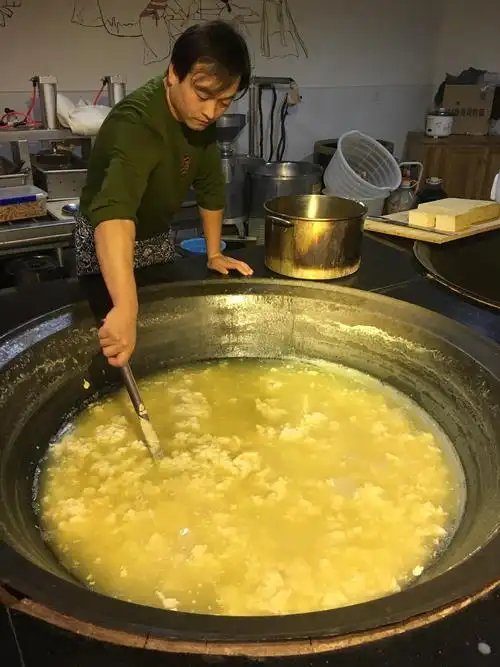 师傅正在用浆水点豆花