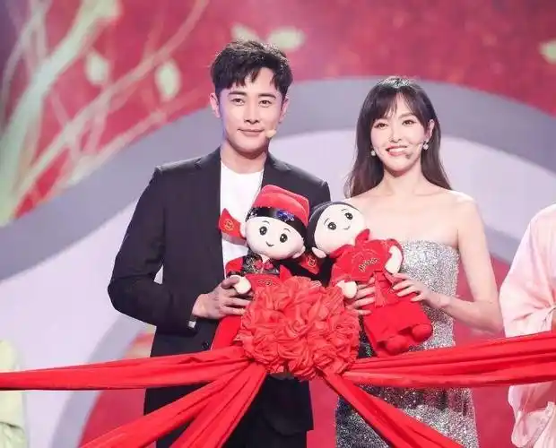 回顾唐嫣女儿出生都是罗晋照料丈夫弯腰提裙嫁给了爱情