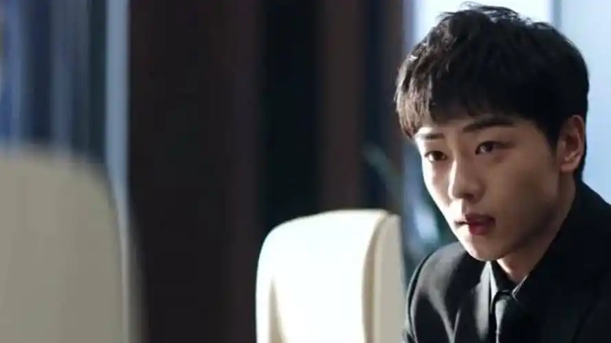 路征为保住爸爸的心血向同父异母的哥哥路晋求情被坦白拒绝