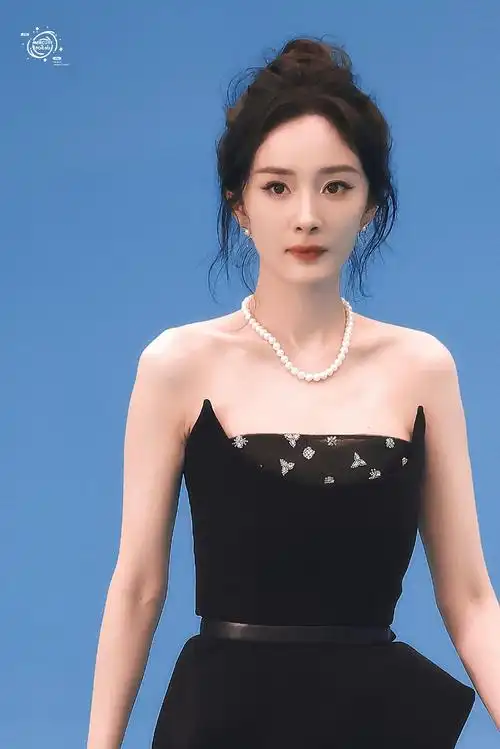 杨幂抹胸长裙现身红毯搭配灵动盘发气质优雅