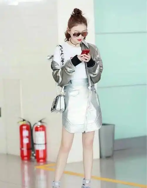 景甜晒美照上演完美侧颜杀格纹西装配长裤惊现大长腿气场超a