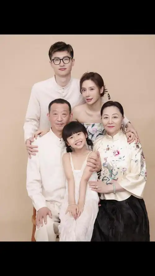 这是一份新年仪式感 三代同堂的全家福真的很温馨-度小视