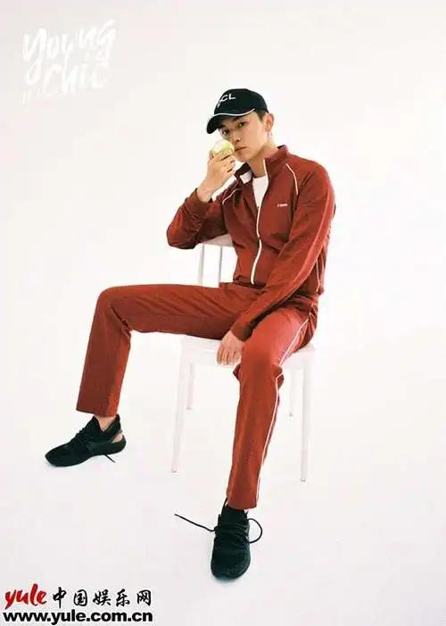 杨旭文最新写真曝光长腿吸睛化身魔幻少年