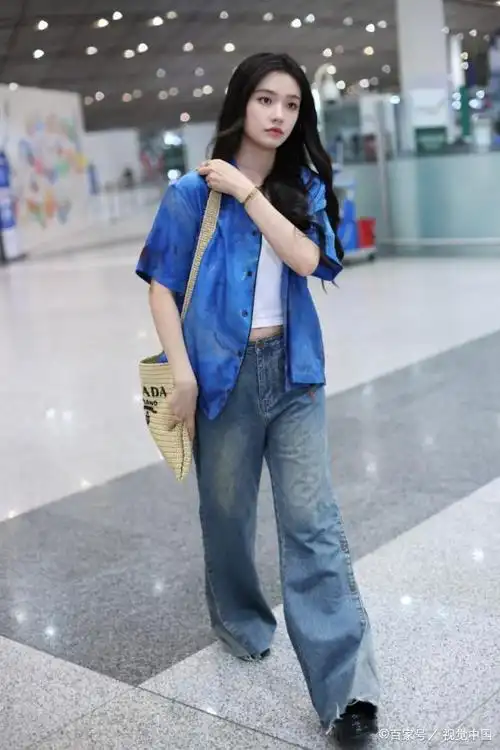 林允现身北京机场,即将飞往匈牙利录制《中餐厅》!