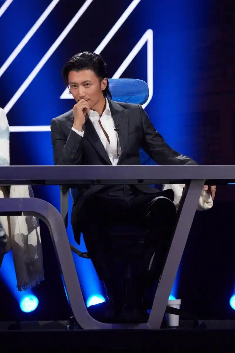 组图:谢霆锋《青年派计划》剧照释出 解锁背头西装造型