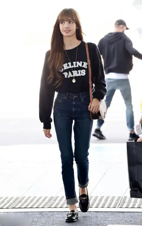 lisa高腰牛仔裤大秀51厘米惊人腰围,洋娃娃脸蛋下有魔鬼身材