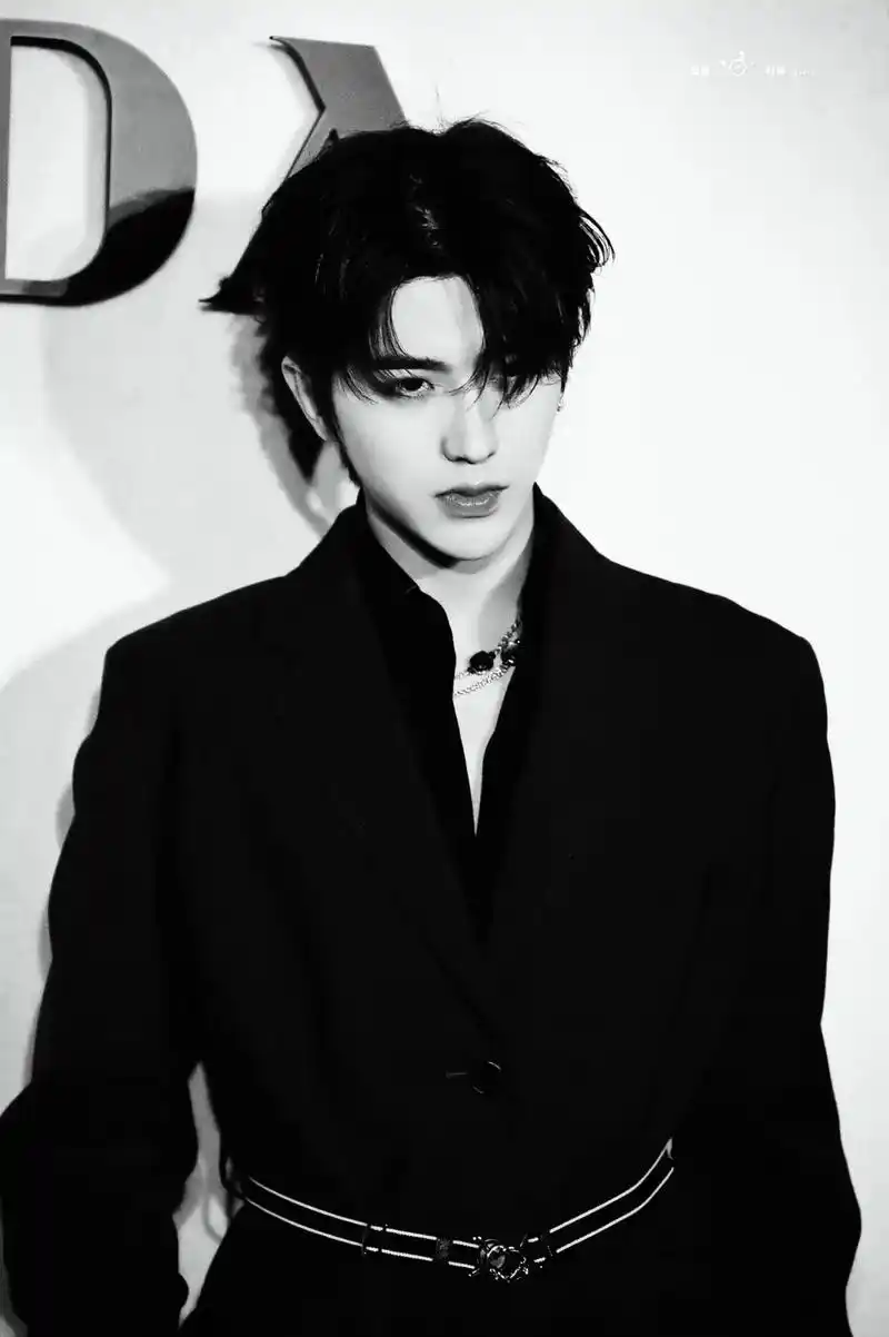 配个bgm 拿出我最喜欢的照片.#蔡徐坤#黑白系 #禁欲系  - 抖音