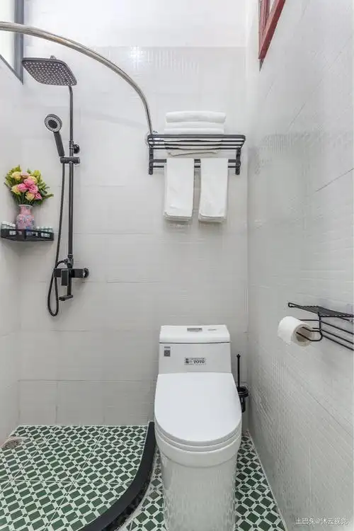 旧骑楼里锁住的90年代复古民宿设计卫生间马桶中式现代卫生间设计图片