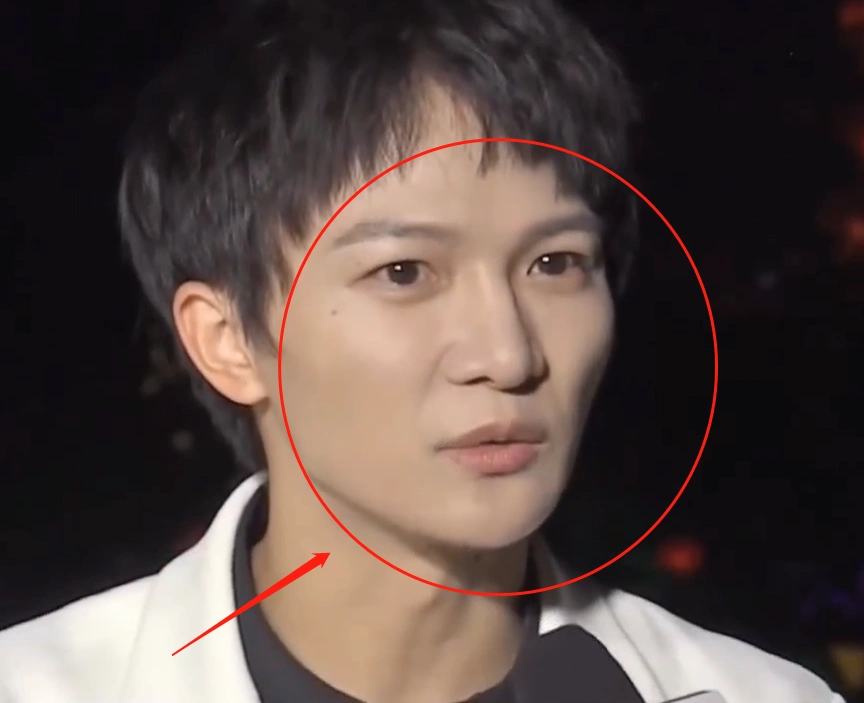 周深央视中秋晚会彩排被拍,无美颜直播镜头下,这皮肤状态我慕了