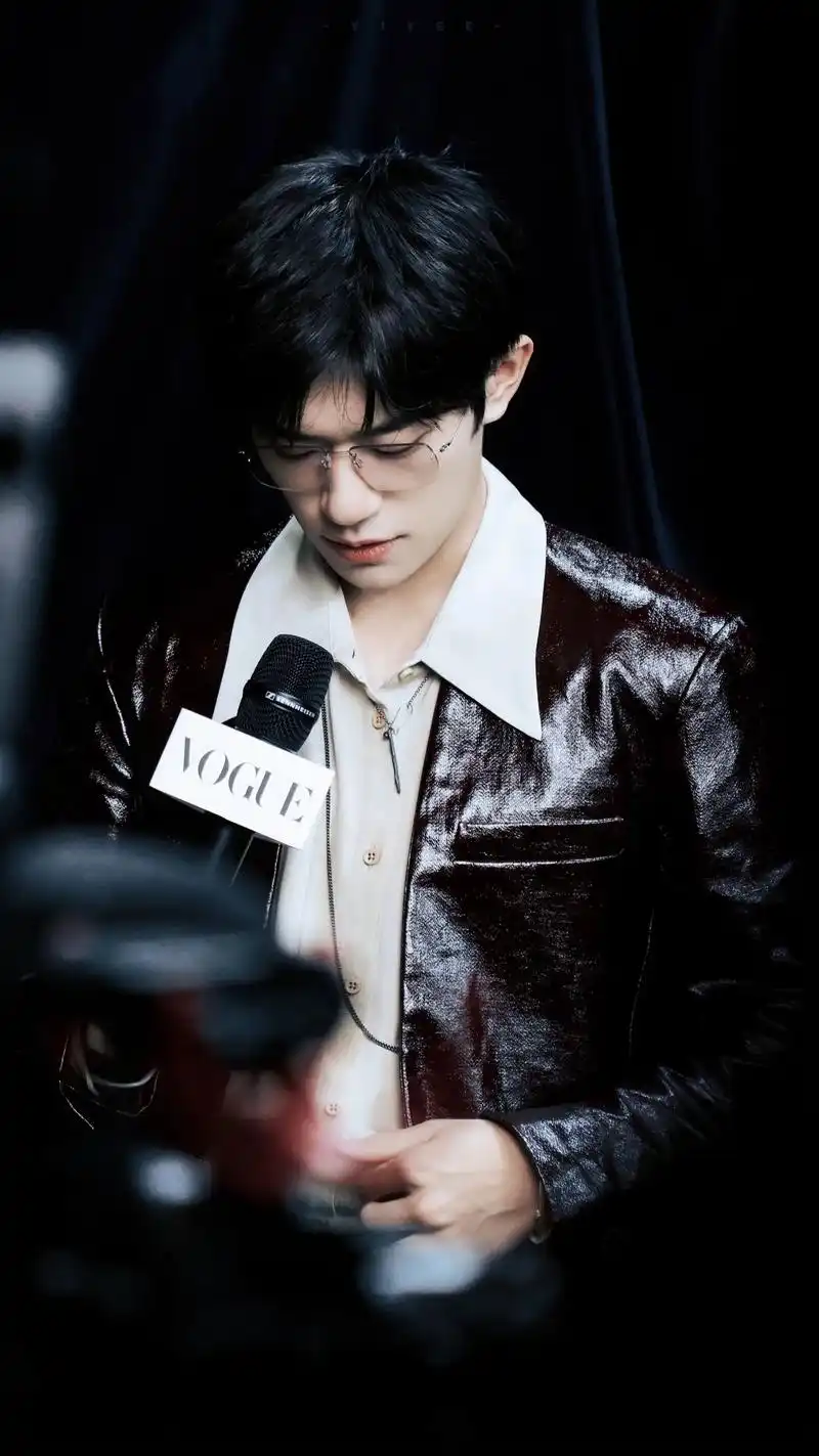 易烊千玺 #眼镜杀 #禁欲系 #一眼沦陷 #氛围感 - 抖音