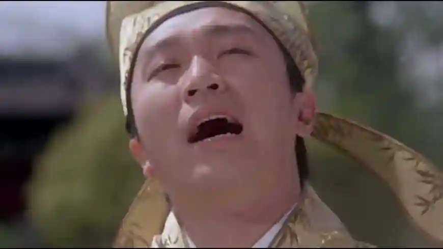 这种极尽狂笑式的笑容后的无奈,我们在很多周星驰的电影里都能看到