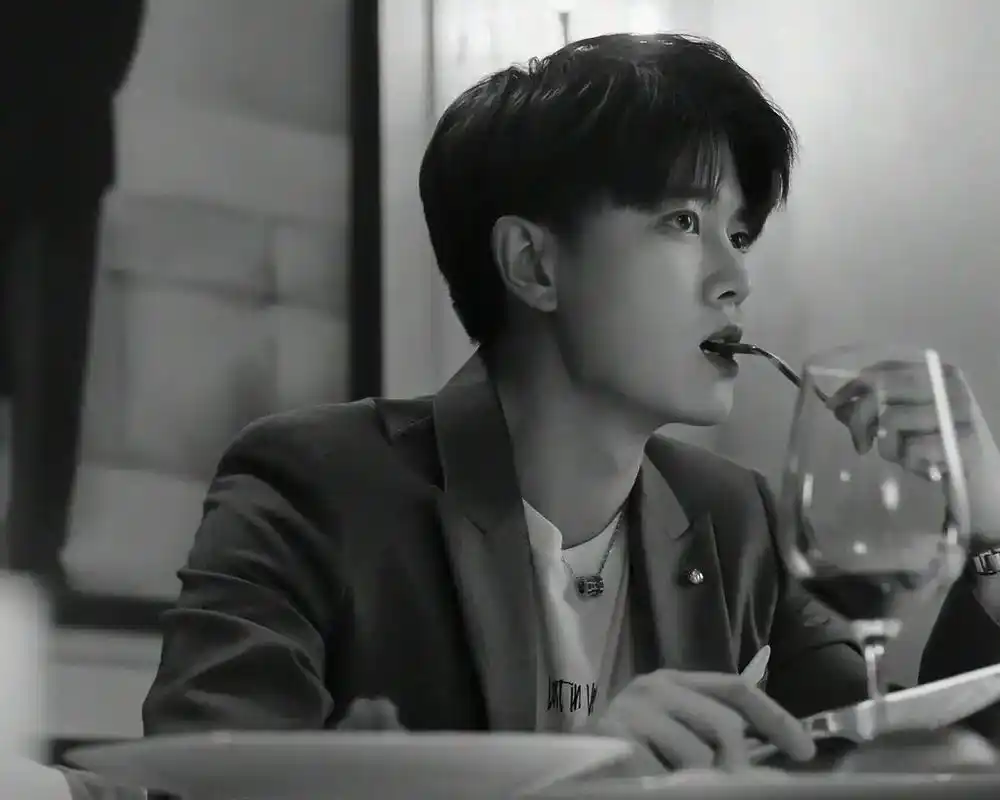 任嘉伦 #不说再见#不说再见穆青 黎若笙幽默的表面下隐藏着 - 兑趑