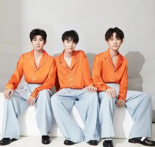 王俊凯王源易烊千玺舞台同框##tfboys全员黑衬衫