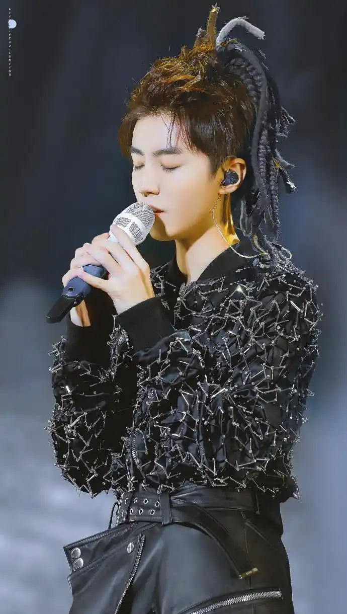 [tfboys][分享]201112 王俊凯的话筒合集,是优雅王子的专属--爱豆app