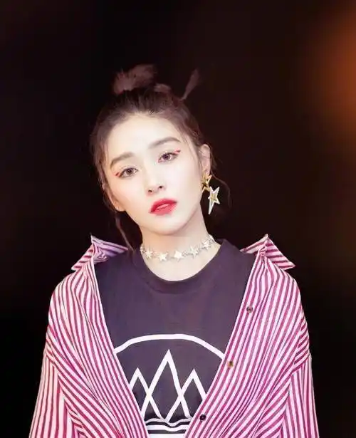 阚清子的顶部从未磨损过,这件毛衣 高腰裤又瘦又长又独特_衬衫_创意