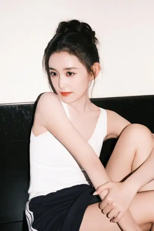 白色吊带搭配短裤好有清爽的夏日女友氛围感!来和蒋依依一起过521吧!