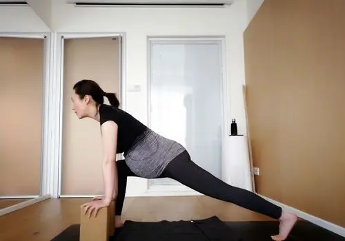 43岁蒋勤勤怀二胎做瑜伽,挺巨肚劈叉倒立