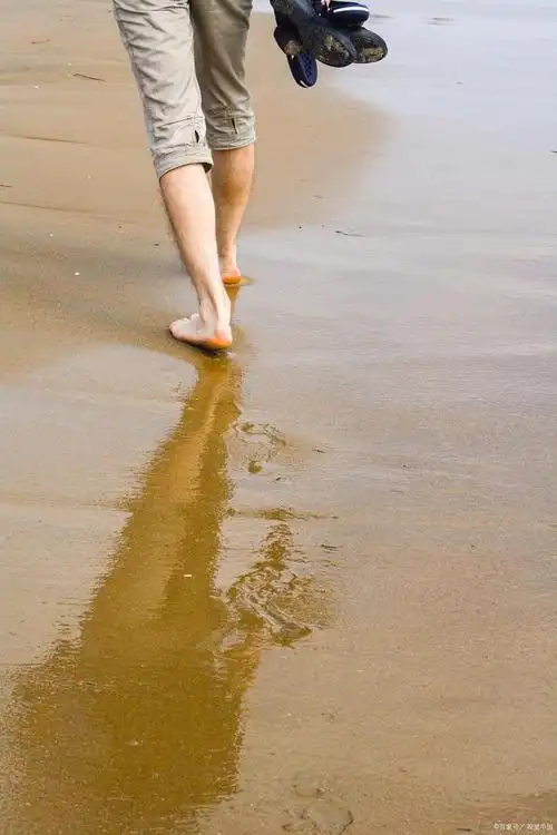 赤足行走活化大脑,三要点助你安全练习,不伤脚力