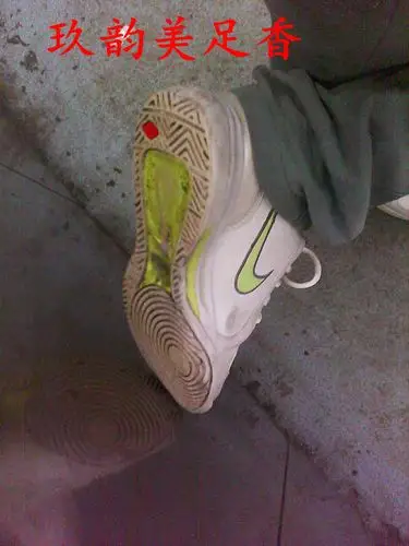 玖韵女王美足香原味--雨天,脏了白色运动鞋.