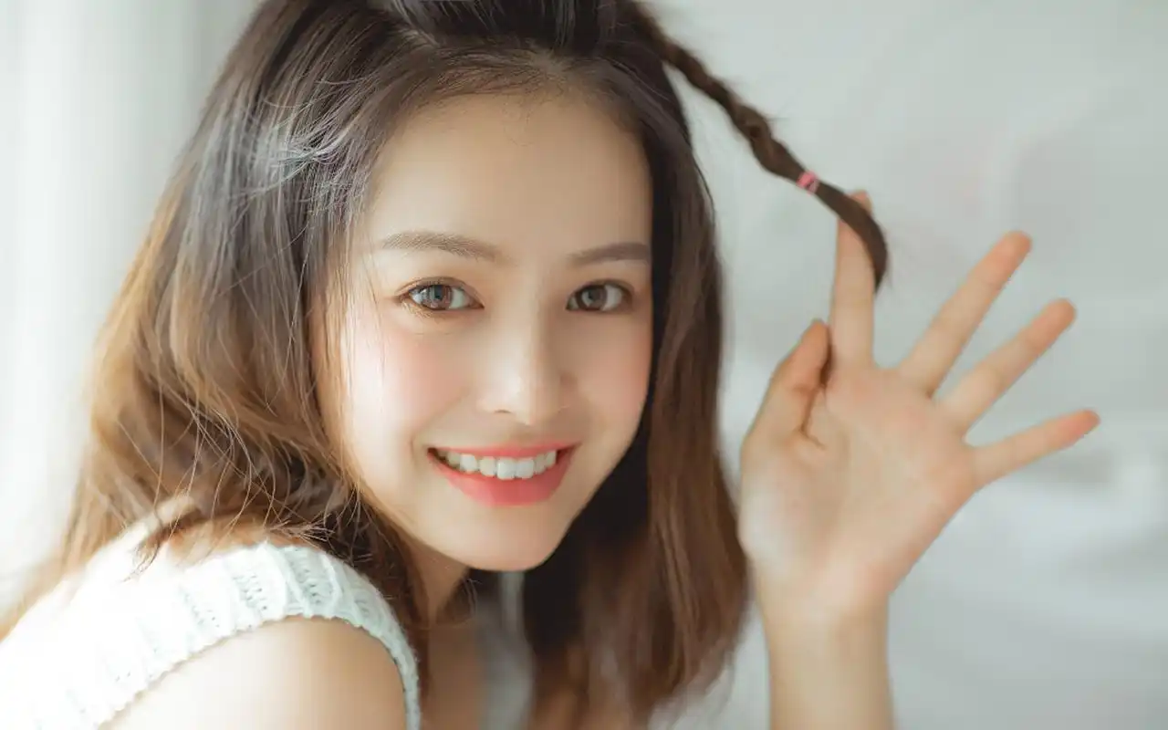 治愈系养眼美女居家写真图片桌面壁纸