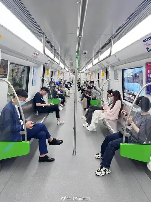 为什么地铁大家都爱坐边边上