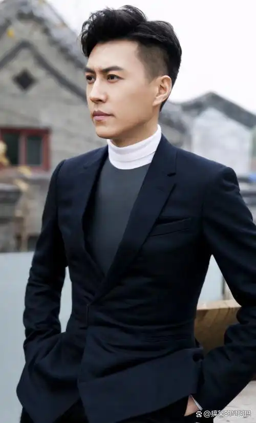 演员靳东,娶二婚小1岁演员李佳,婚后生两子,幸福美满